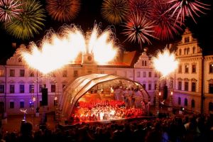 Joan Baez und Tom Jones bei Glorias Schlossfestspielen