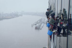 ‘Window Waltz’: Musikalischer Neujahrsgruß von den Fensterputzern der Elbphilharmonie Hamburg