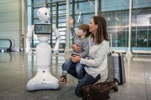 Flughafen München und Lufthansa testen humanoiden Roboter im Terminal 2